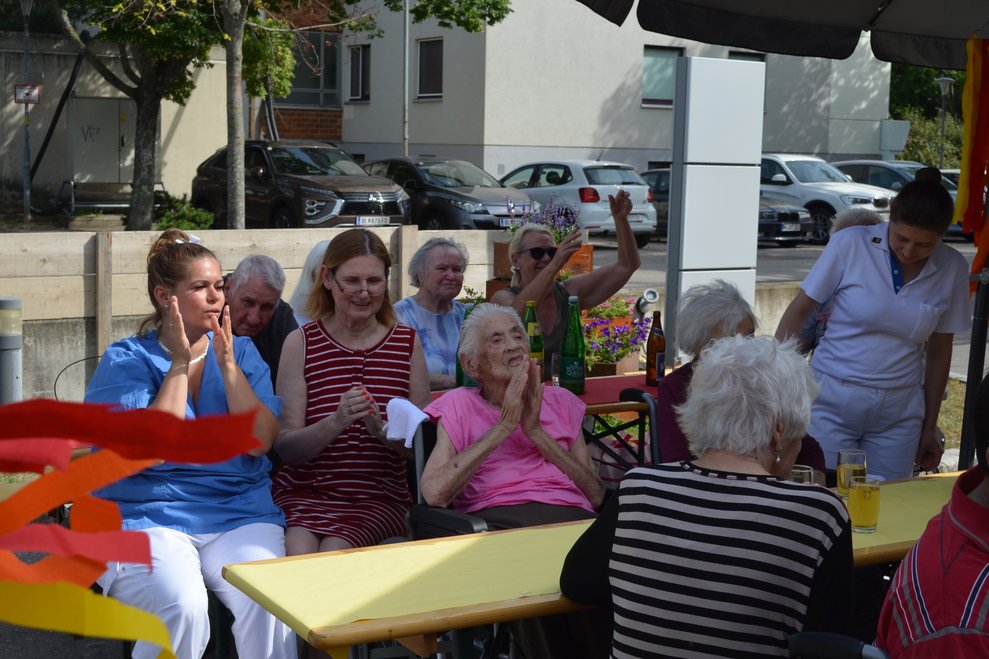 Leute beim Tisch 